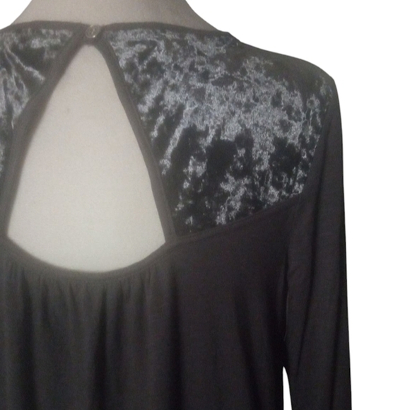 Altar's State Gray Velvet Detail Flutter Long Sleeve Floral Blouse Size Small - Picture 5 of 7